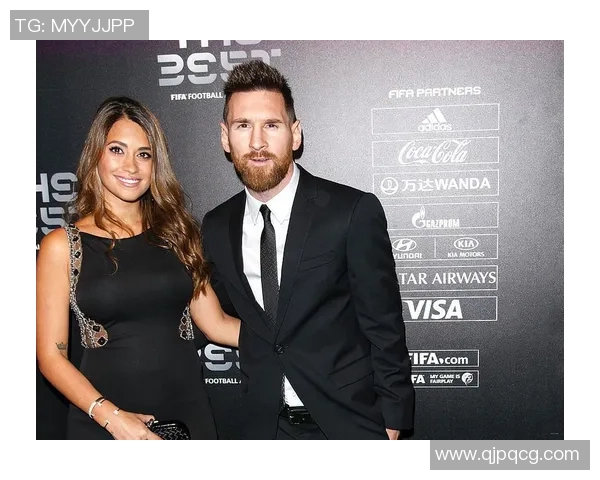 足球明星情侣甜蜜合影拼图展现浪漫瞬间引发粉丝热议与羡慕 足球明星情侣甜蜜合影拼图展现浪漫瞬间引发粉丝热议与羡慕